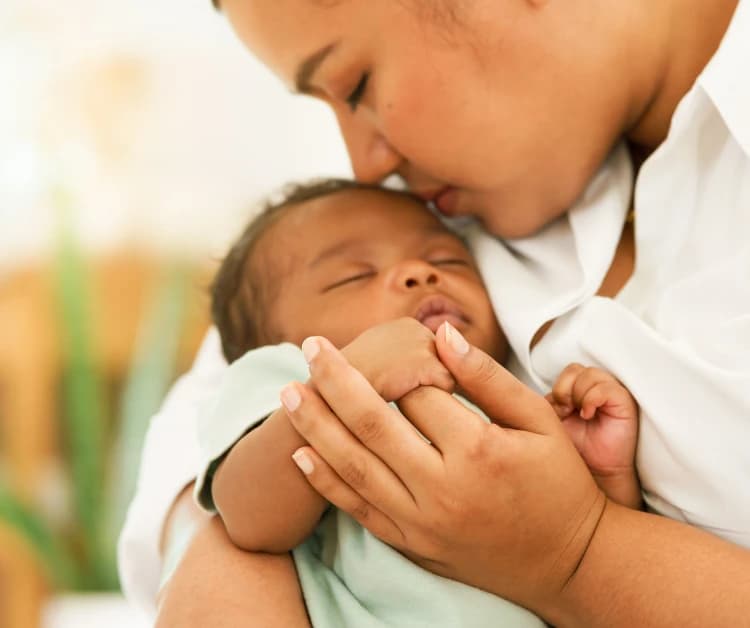 Una madre besando a su bebé