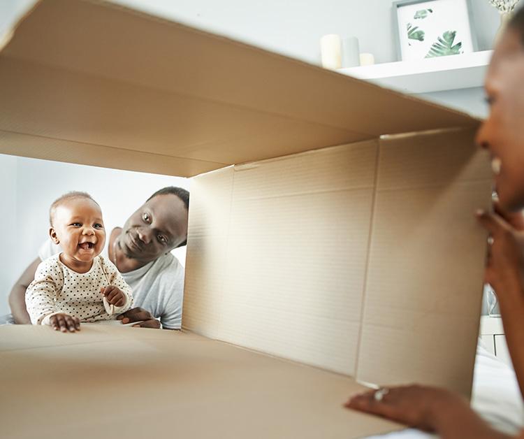 Padres jugando con su bebé