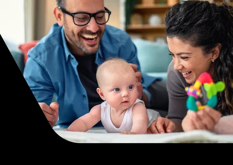 Mama y papá jugando con su hijo