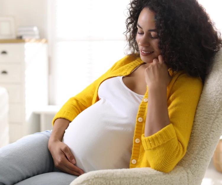 Madre embarazada sentada en una silla