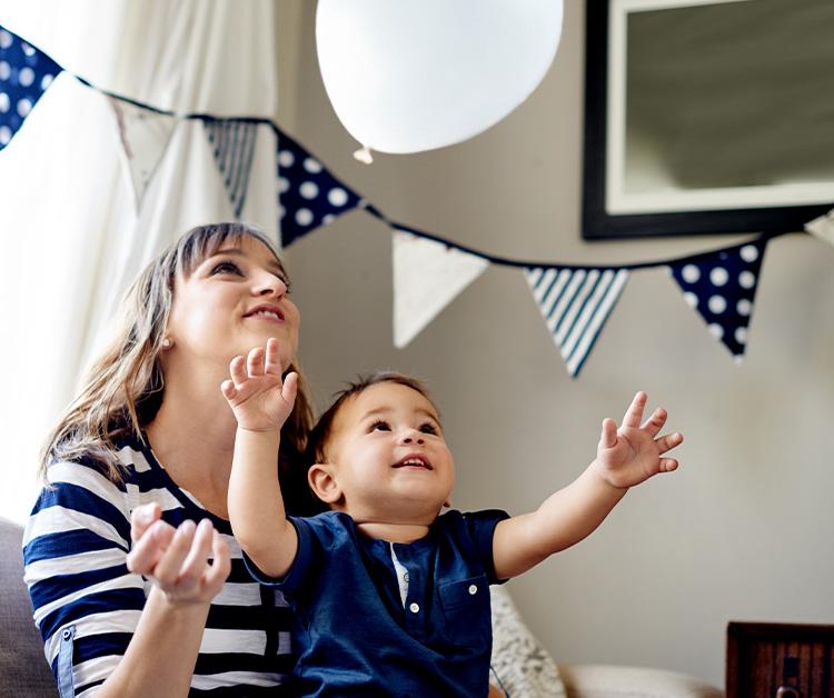 Madre mirando hacia arriba con su hijo