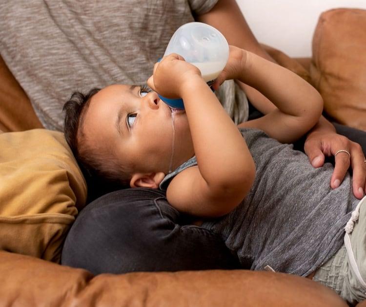 Papá alimentando al bebé con un biberón