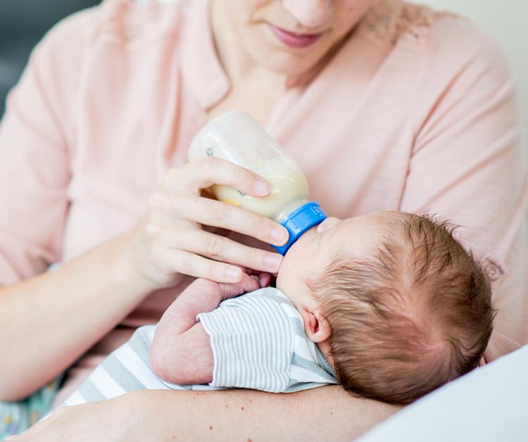 bebé prematuro que toma el biberón