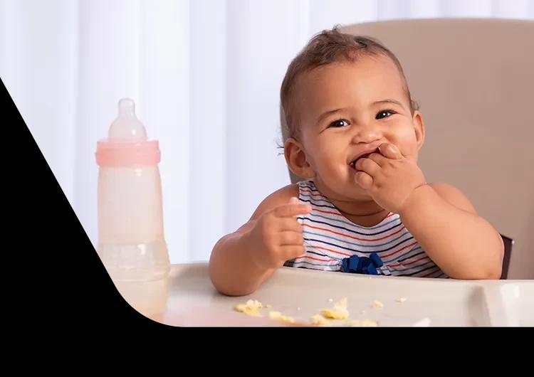 Pequeño feliz comiendo bocadillos