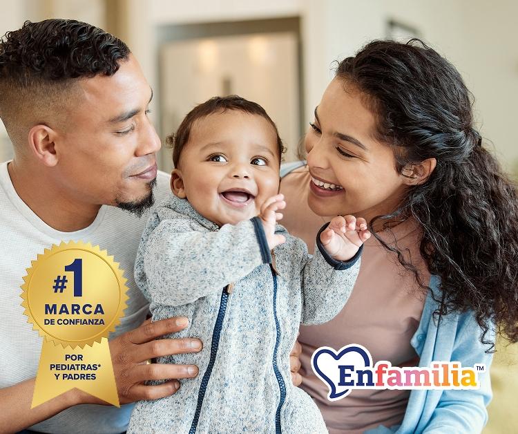 Mamá y papá sosteniendo al bebé y sonriendo