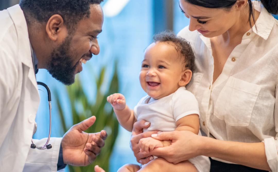 Mamá y bebé en el consultorio del médico