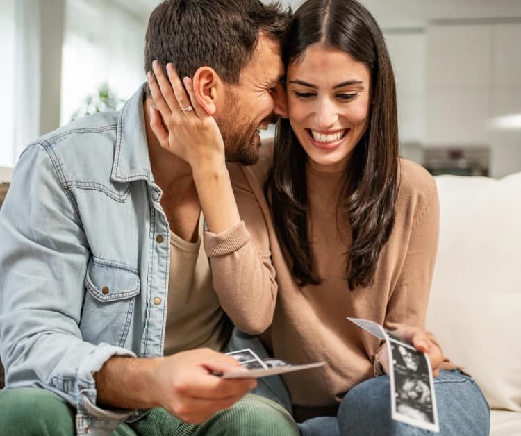 Mamá y papá mirando la foto de la ecografía.