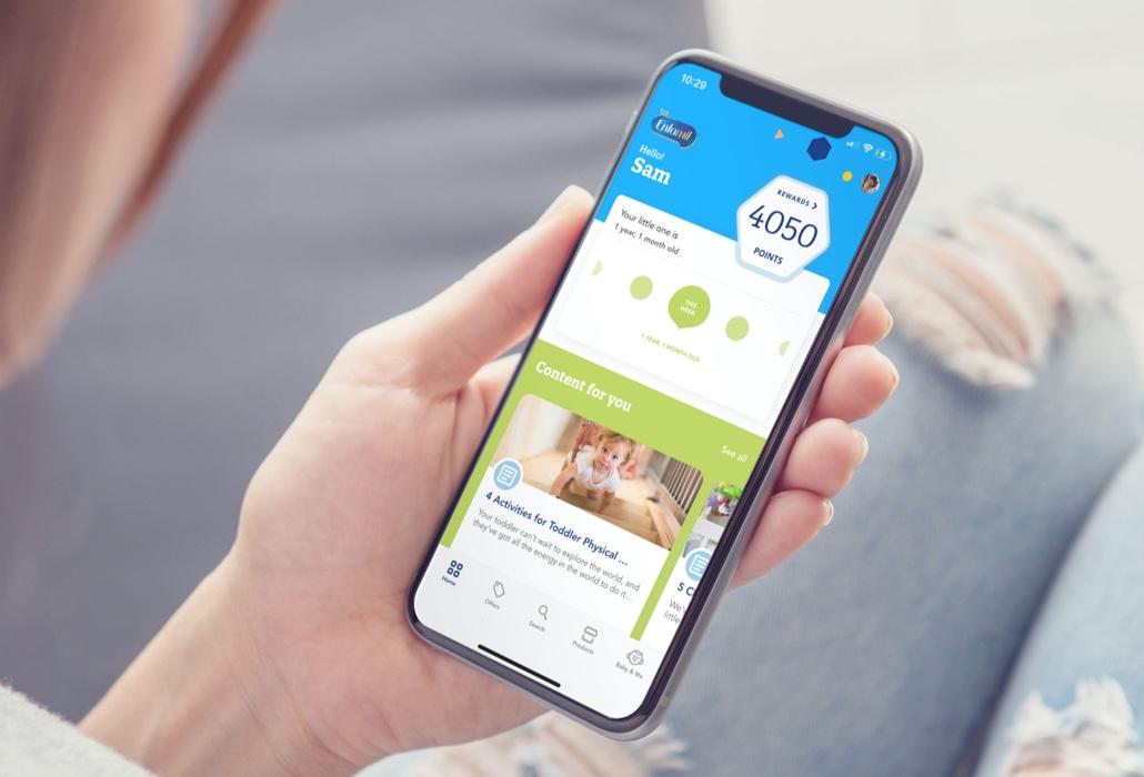 Persona mirando la aplicación Enfamil en el teléfono