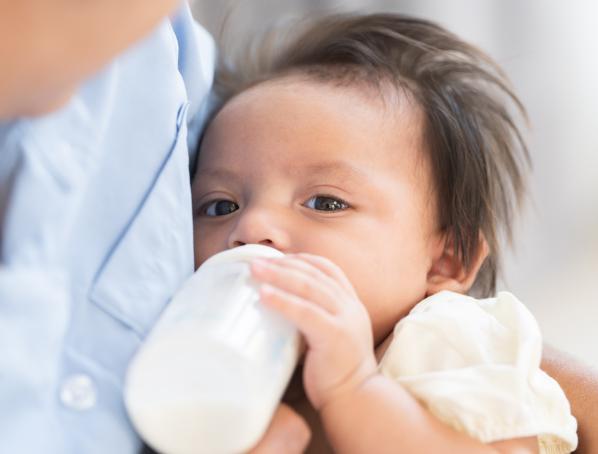 Bebé bebiendo un biberón