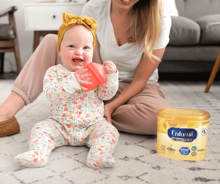 Bebe con un envase de NeuroPro Infant