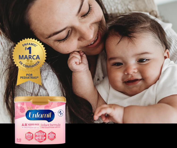 Mamá y su bebé ríen con un envase de Enfamil AR #1 Marca de Confianza por Pediatras*