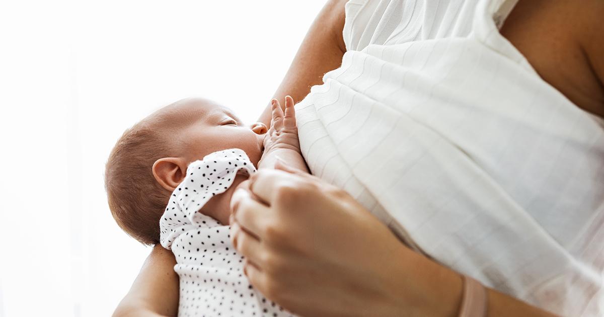 Bebé recién nacido siendo amamantando