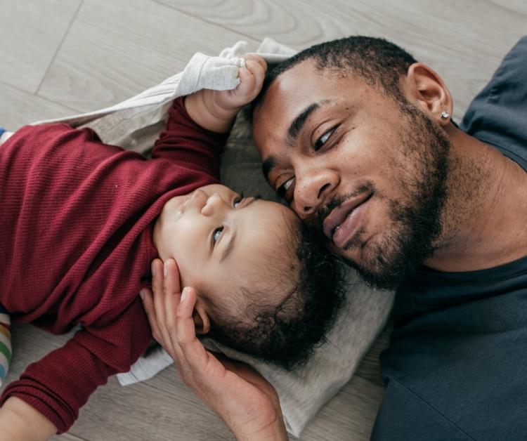 Padre jugando con el bebé