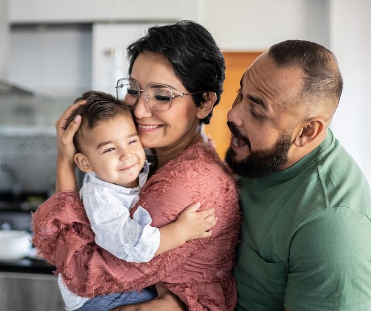 Mamá e hijo sentados en el suelo hablando entre sí