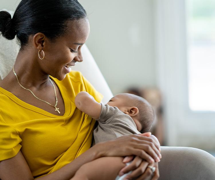 Bebé amamantando