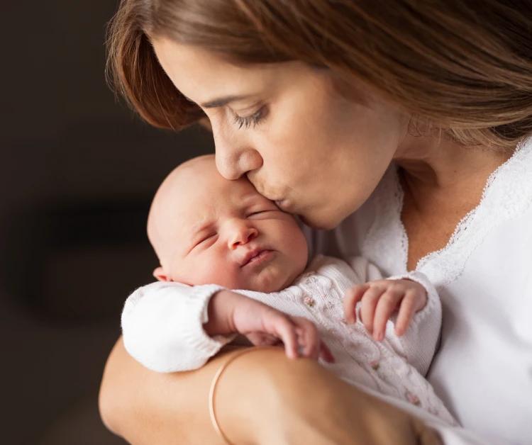 Madre besando a su bebé
