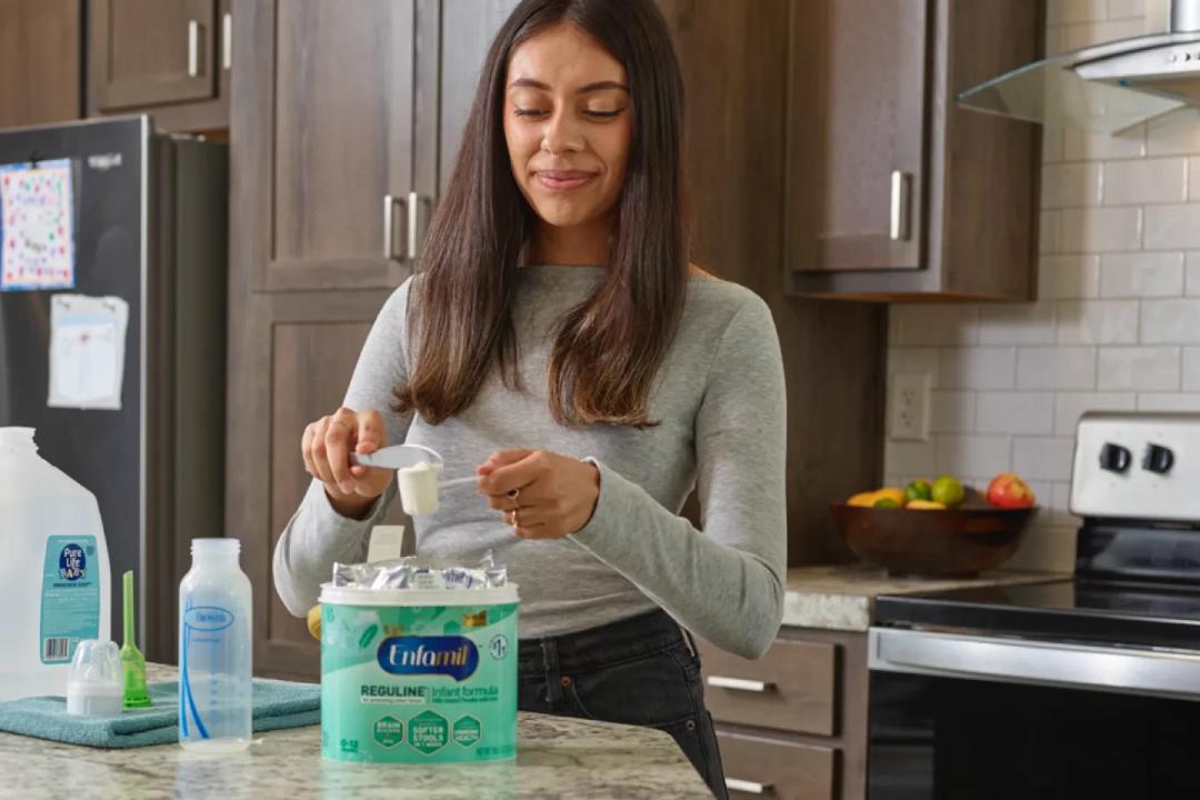 Erin Andrews holding her son with Enfamil Enspire™ Optimum Infant Formula, follow label instructions for preparation and storage