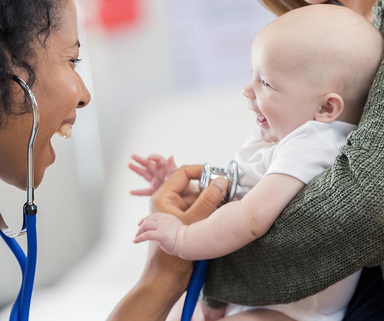Encuentro de madre y bebé con un pediatra